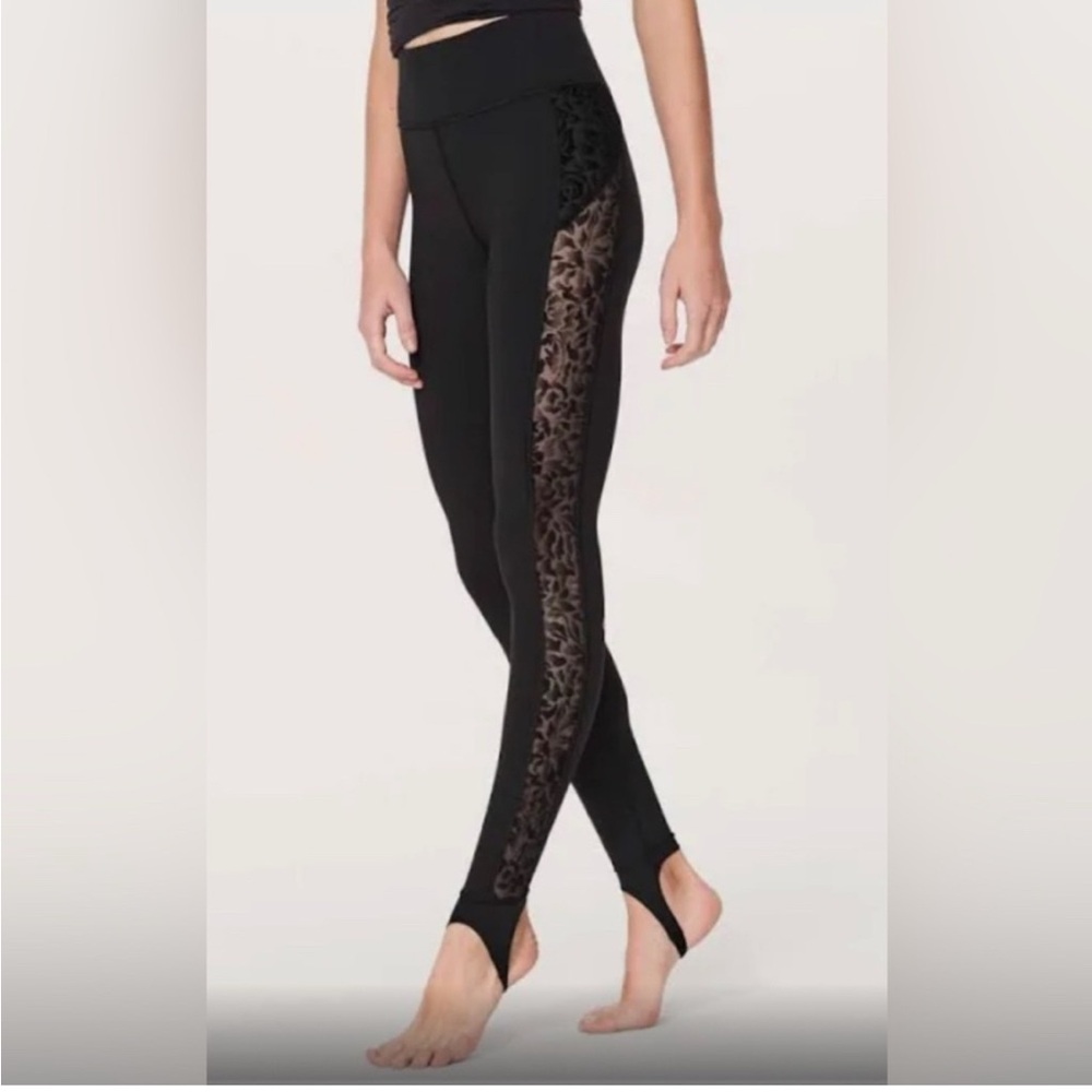 Lululemon Hold On Tight (28") in Black / Flocked Floral Black, Size 4